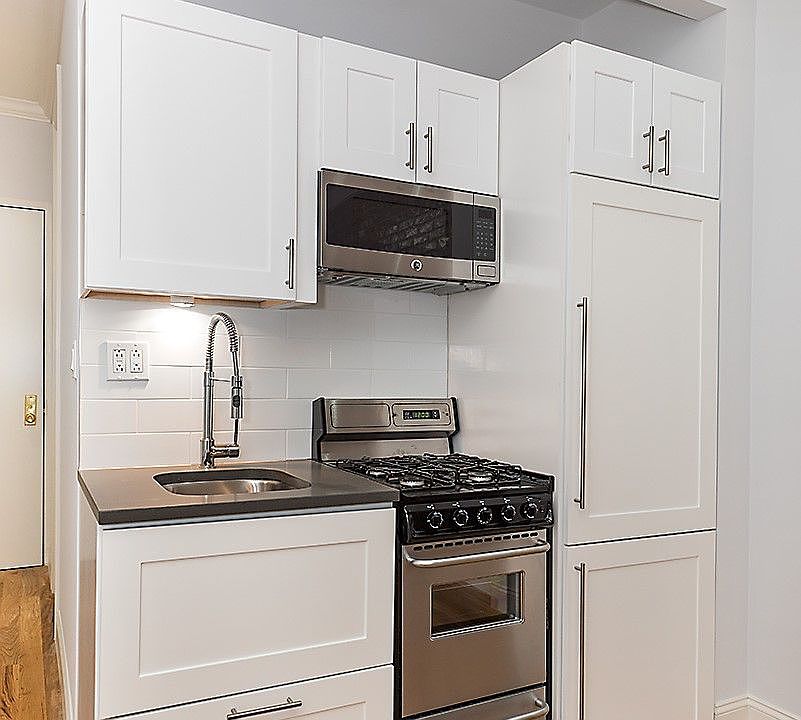 1st image of 440 W 47th St APT 3B