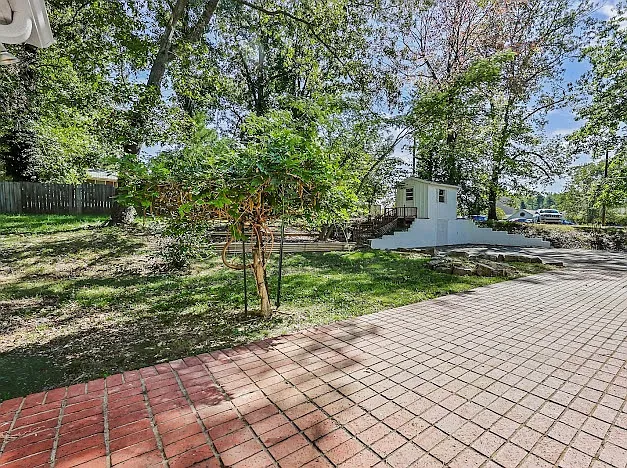 111 Lois Ln — Photo 18