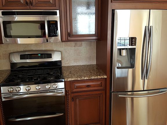3rd image of 1008 Blackthorne Dr