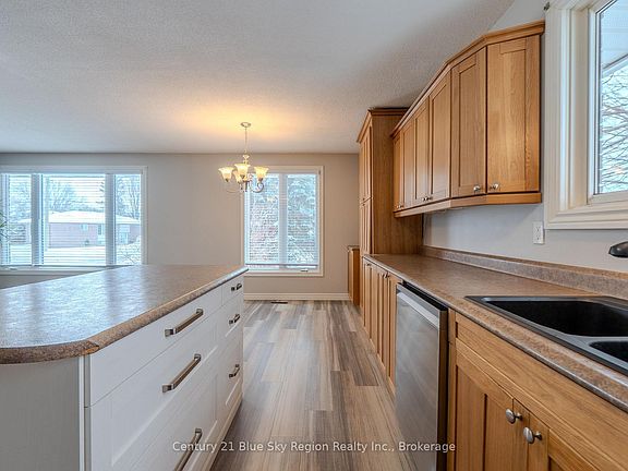 5th image of 76 Prince Edward Dr