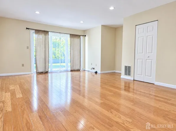 240 Hampshire Ct, Piscataway, NJ 08854