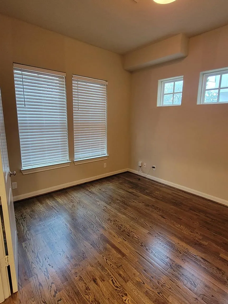 3 bed, 3.5 bath, 2216 sqft, $2,800 — Photo 3