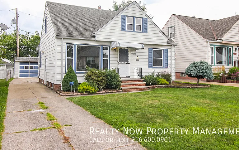 11912 Derby Ave — Photo 2