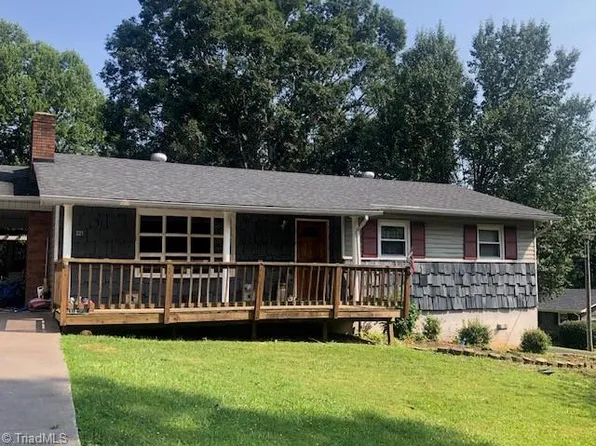 221 Lynnbrook Dr, North Wilkesboro, NC 28659