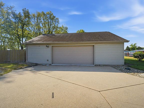 3rd image of 4921 Dayton Rd