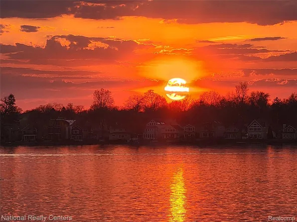 138 Welfare Blvd, Walled Lake, MI 48390