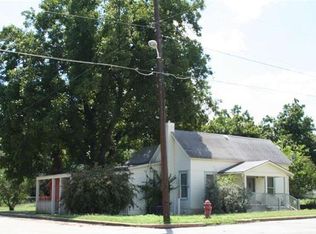 108 E Sandstone St, Llano, TX 78643