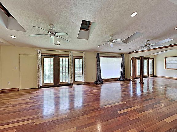 2nd image of 4870 Peacock Dr