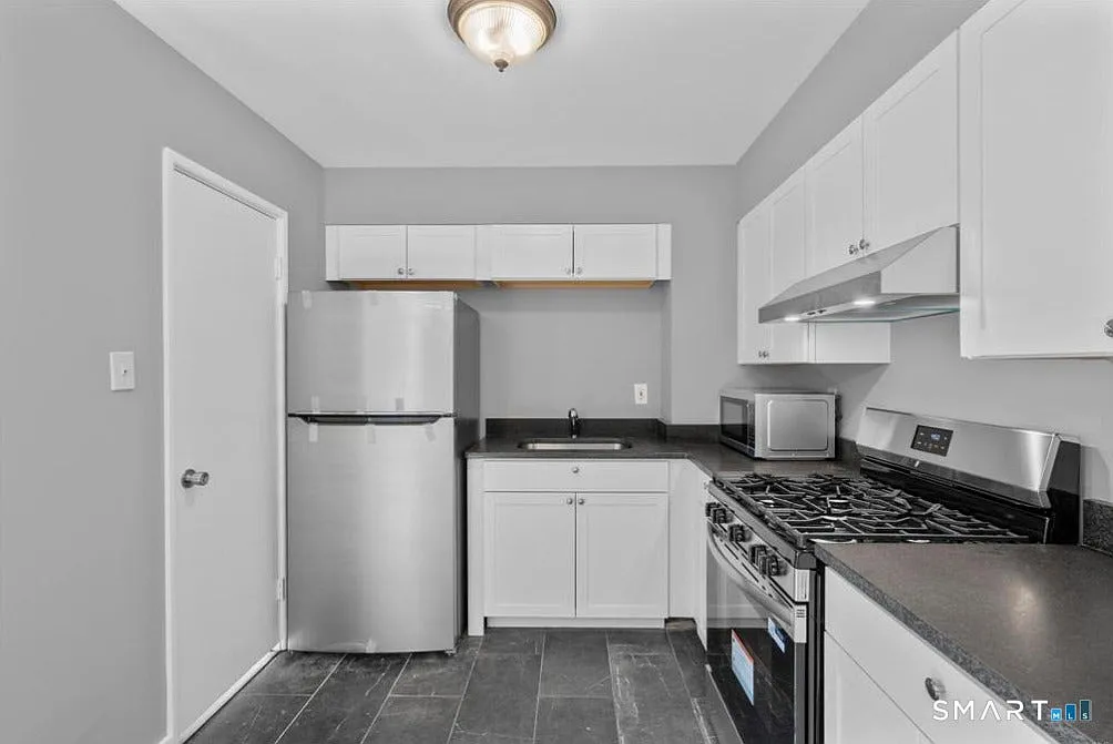 2 bed, 1.5 bath, 1008 sqft, $2,300 — Photo 3