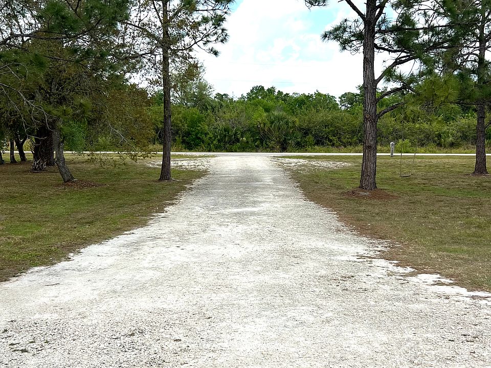 View of entrance and driveway