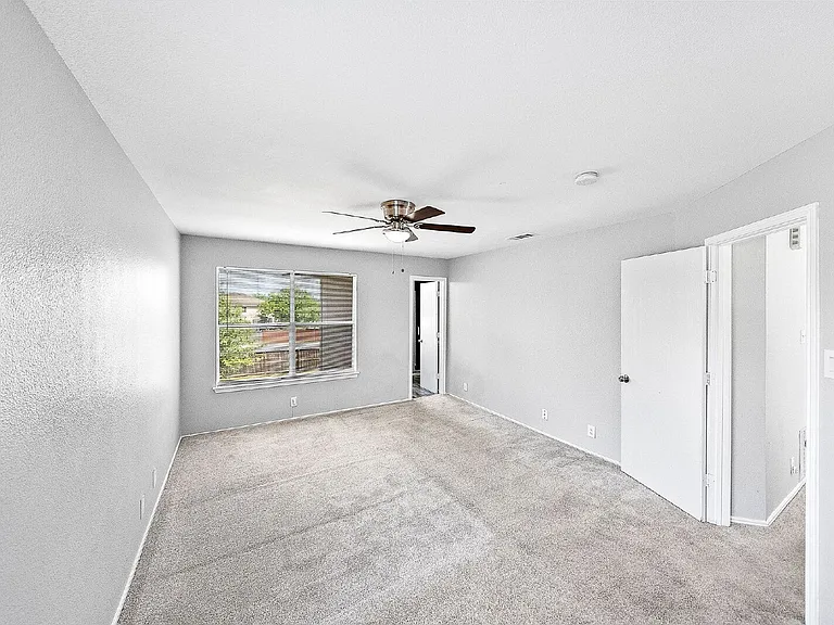 4902 Crestwood Hill Dr — Photo 19