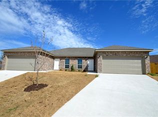 860 Oakwood Ct, Centerton, AR 72719