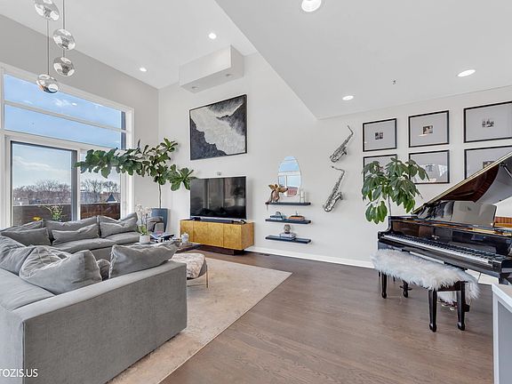 3rd image of 2216 W Armitage Ave APT 4D