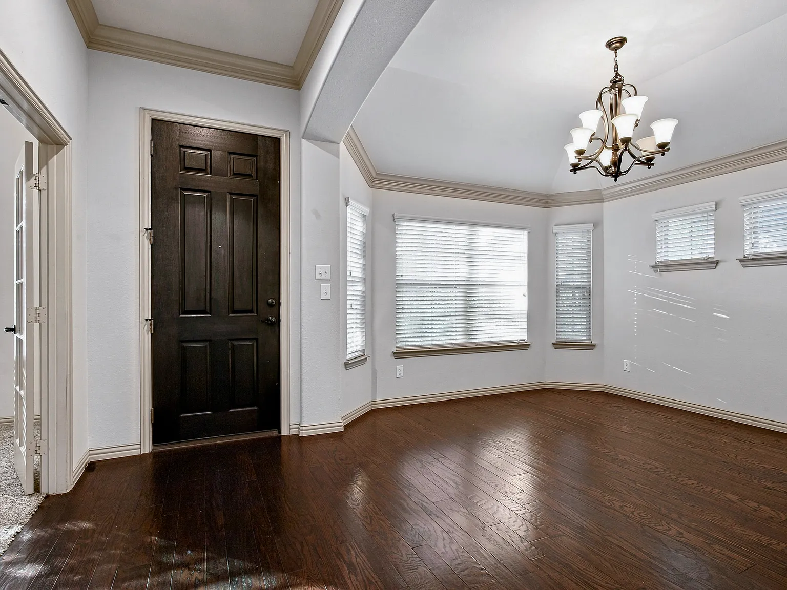 4 bed, 1878 sqft, $2,690 — Photo 2