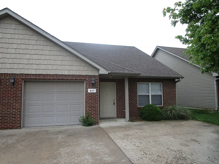 605-607 Glenstone Dr. — Photo 1