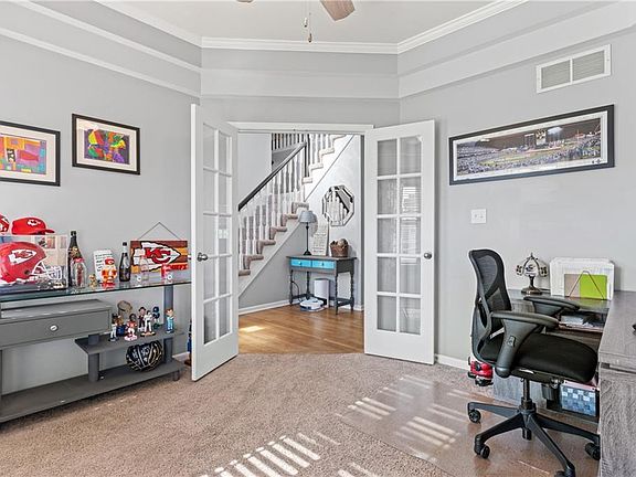 5th image of 332 SE Canterbury Ln