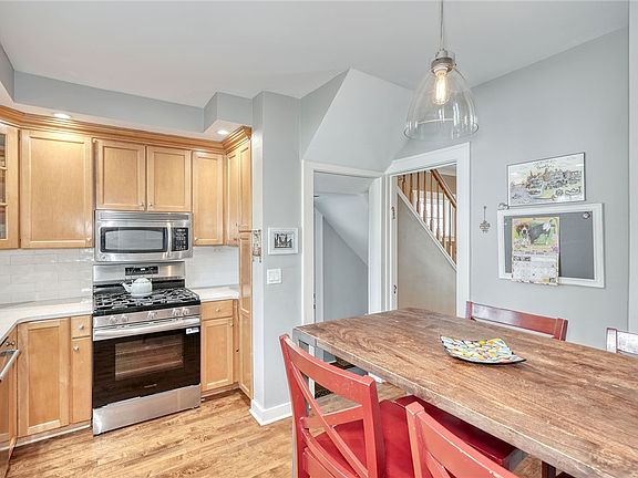 5th image of 149 Eastland Ave