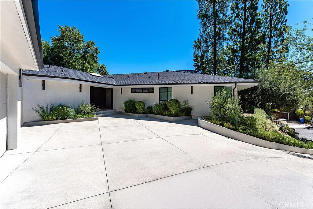 5 bed, 5.5 bath, 4193 sqft, $21,000 — Photo 2