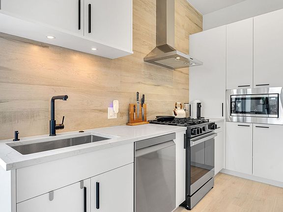 4th image of 2135 W Cermak Rd #Penthouse 4n
