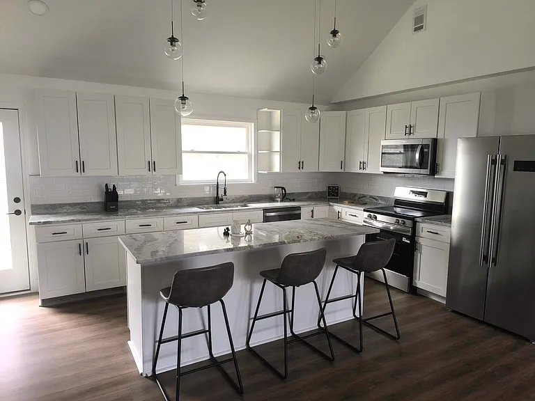 121 E Lloyd St — Photo 3