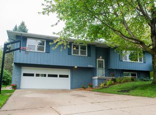 1924 Graslon Dr, Iowa City, IA 52246