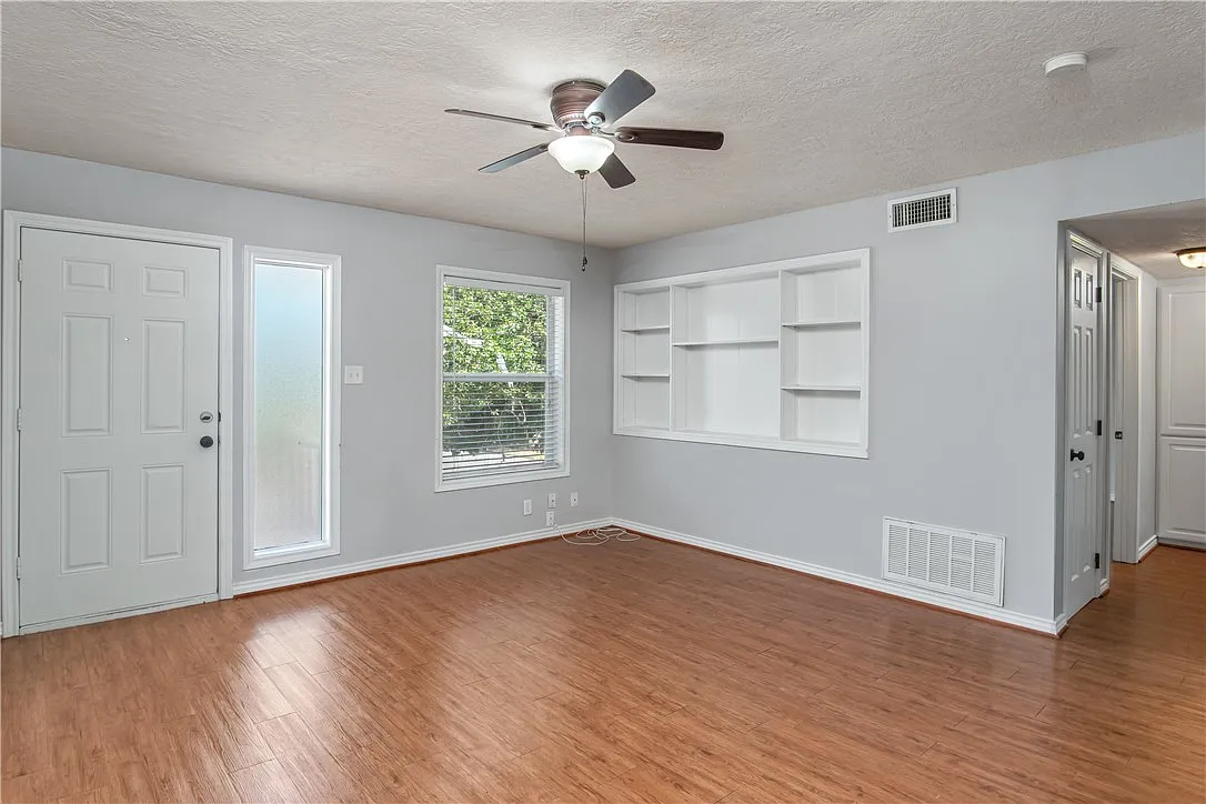 2 bed, 810 sqft, $925 — Photo 2