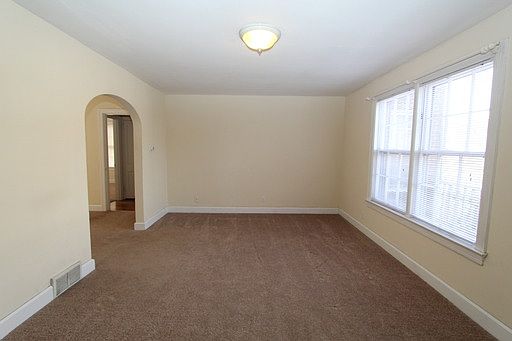 3rd image of 730 Lawrence Ave