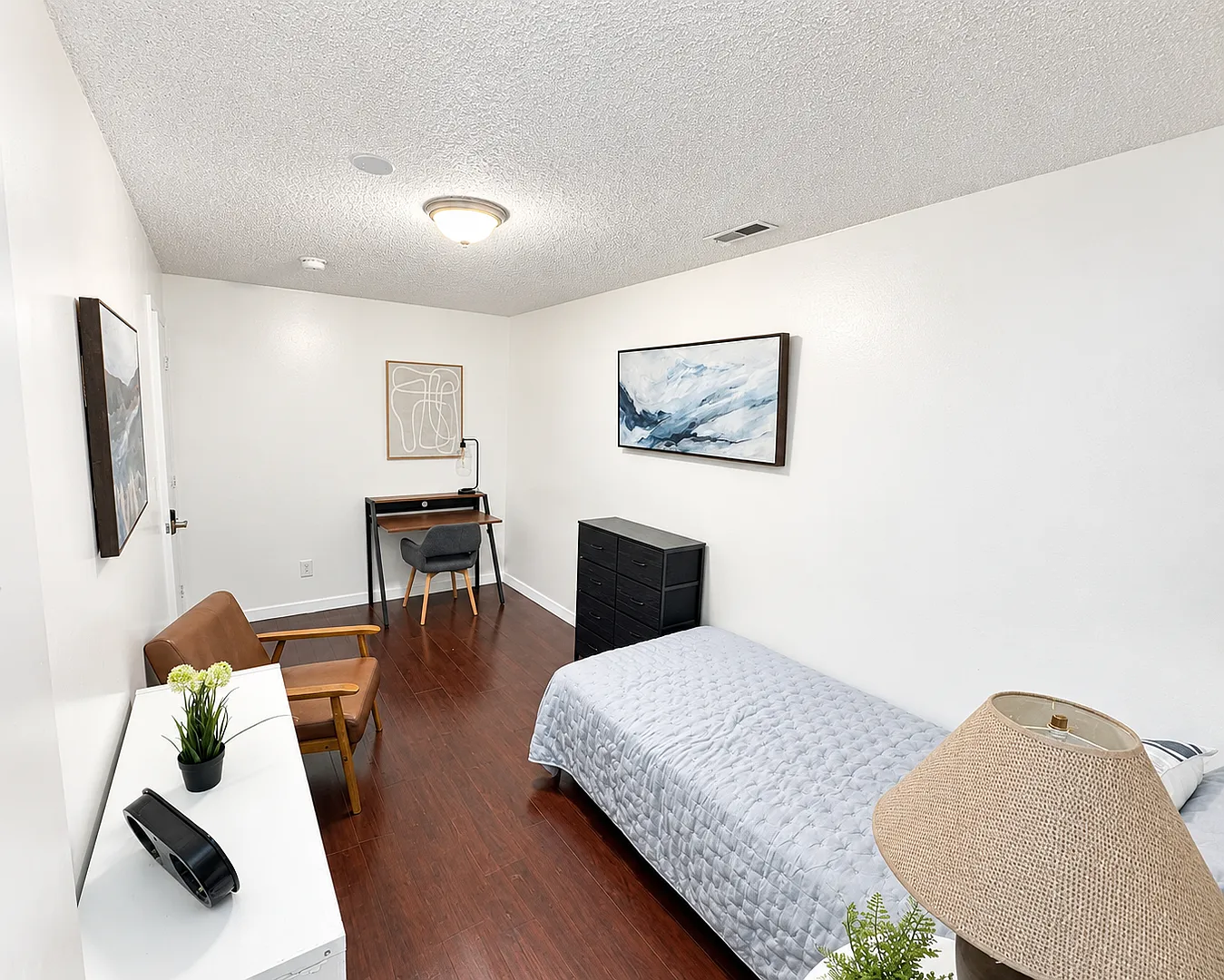 Great budget guy room downtown - affordable — Photo 4