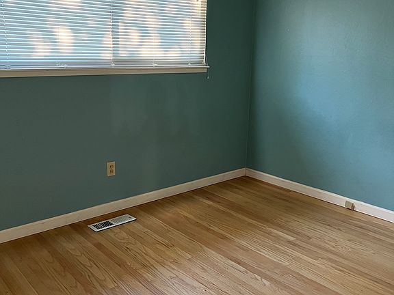 5th image of 3281 Rosemont Dr