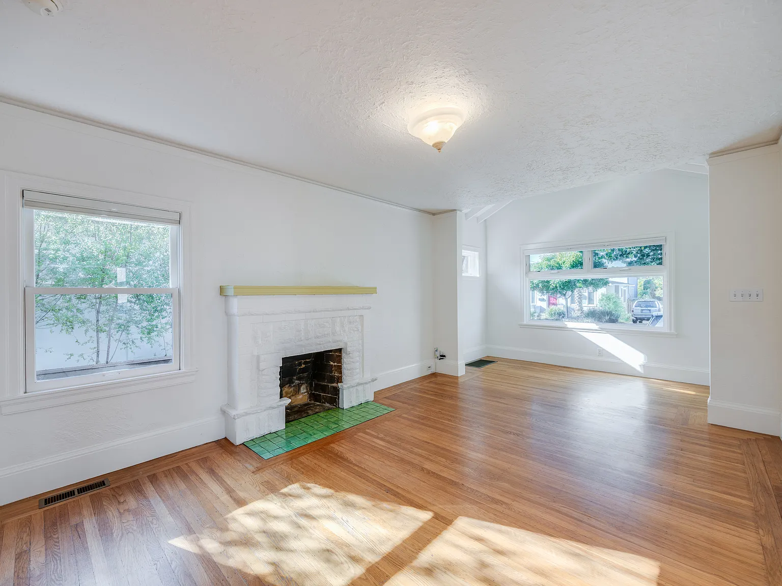 2 bed, 950 sqft, $3,800 — Photo 3