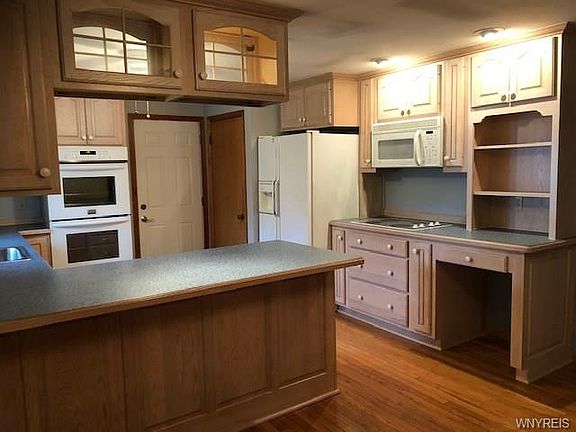 3rd image of 15 Broadmoor Dr