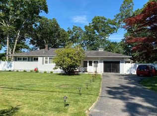 24 Penny Dr, Calverton, NY 11933