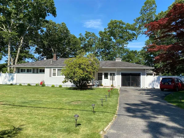 24 Penny Dr, Calverton, NY 11933