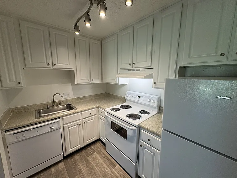 D210 Hickory Hill Ln #D210 — Photo 7