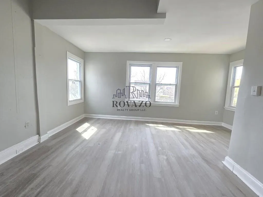 3 bed, 1.5 bath, 1000 sqft, $2,100 — Photo 4