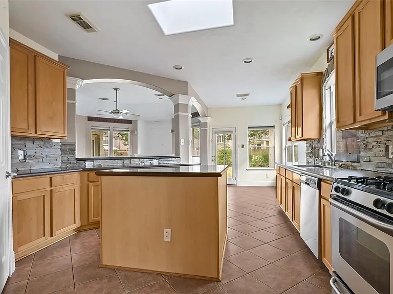 511 Nadia Way — Photo 11