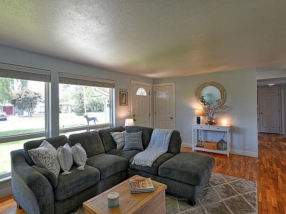 3rd image of 1052 Redmond Ave NE