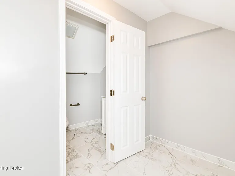 204 W Warfield St — Photo 23