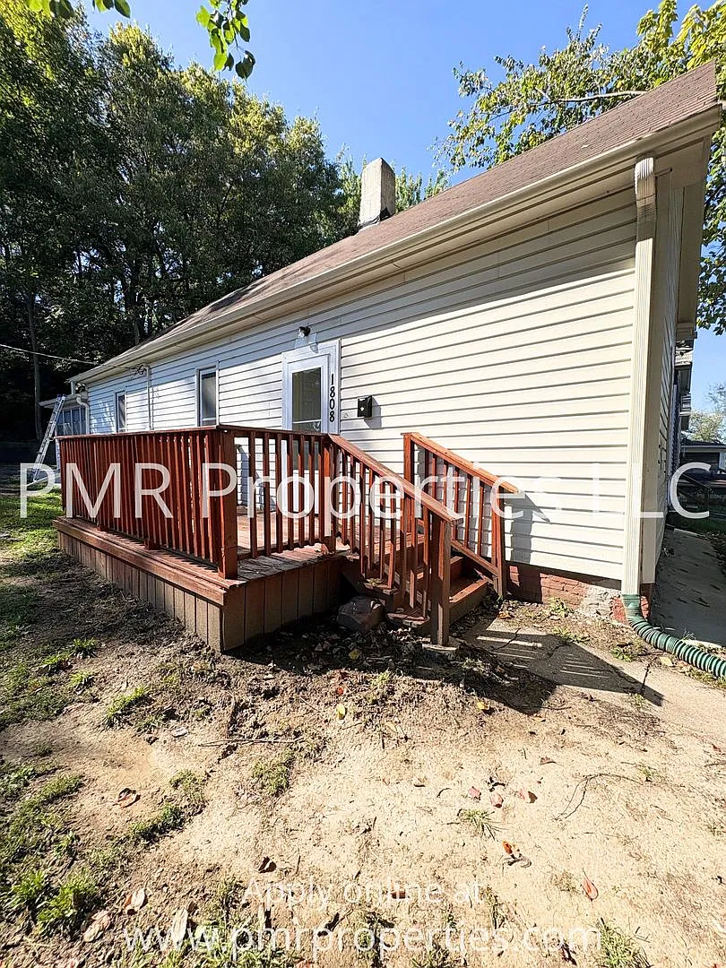 2 Bedrooms/1 Bathroom House — Photo 1