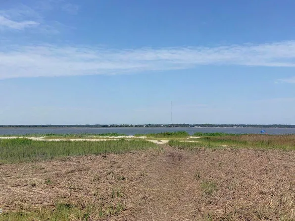 180 Harbor Dr N, Saint Helena Island, SC 29920