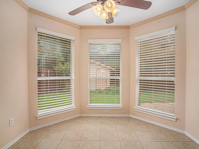 1307 Hyde Park Blvd — Photo 9