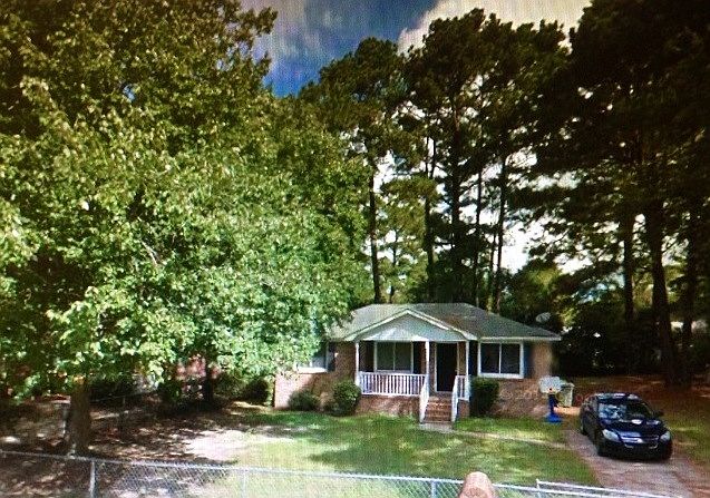 3 Bedroom & 2 Bathroom with fenced in yard and beautiful mat