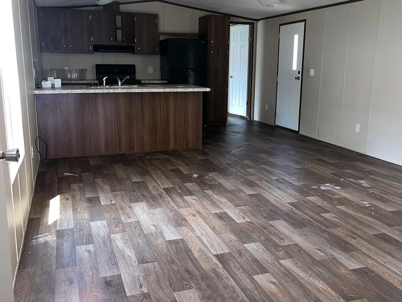 3 bed, 700 sqft, $1,200 — Photo 1