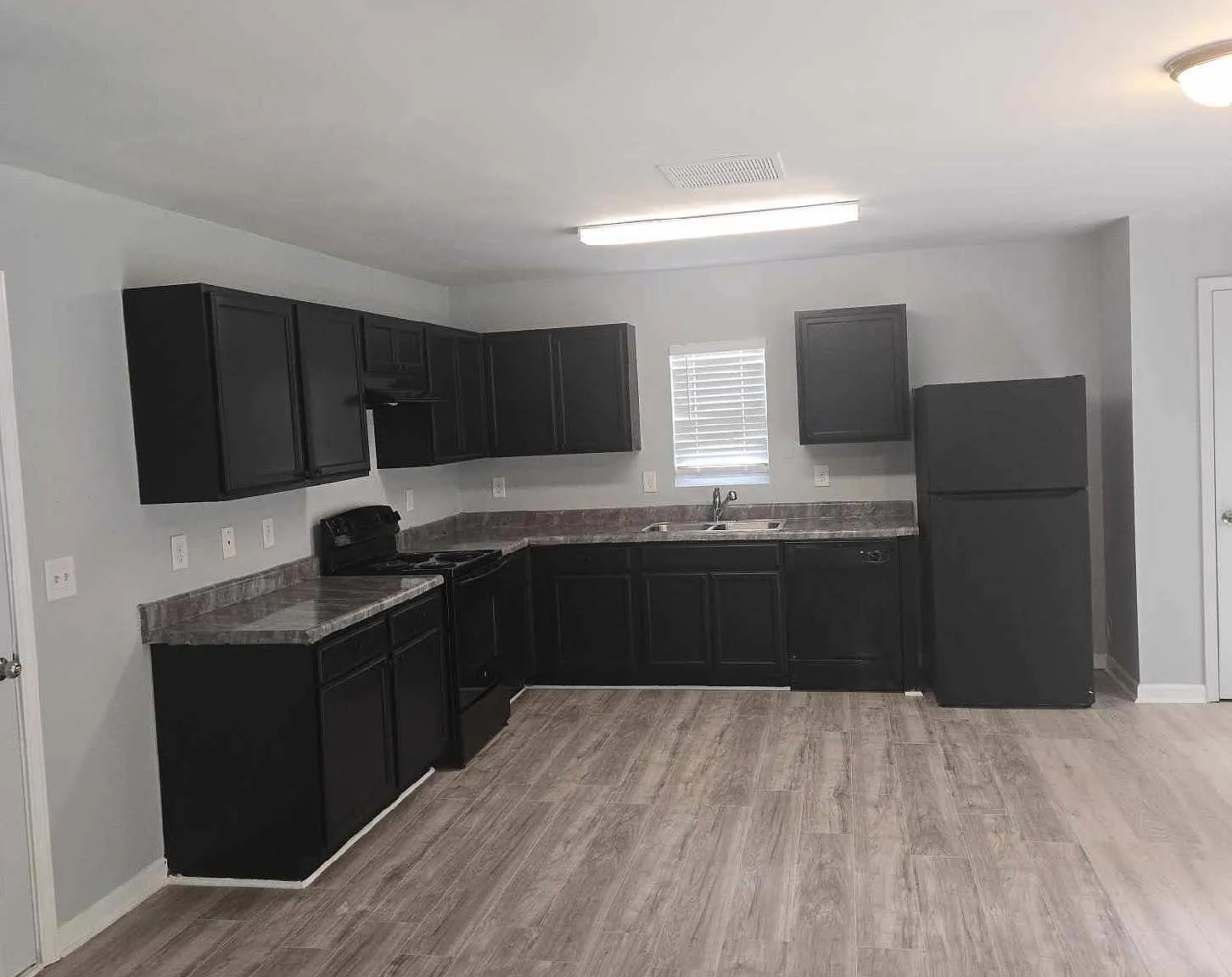 3 bed, 2.5 bath, 1614 sqft, $1,950 — Photo 3