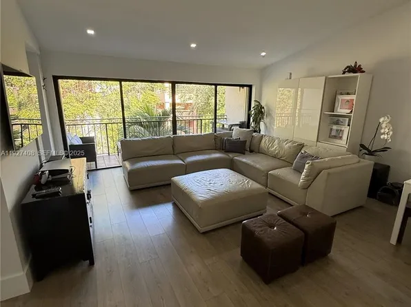 9001 SW 94th St APT 208, Miami, FL 33176