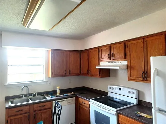 3 bed, 2.0 bath, 1100 sqft, $1,000 — Photo 3