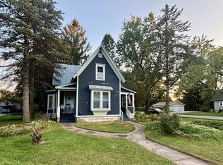 804 E Lake St, Waupaca, WI 54981