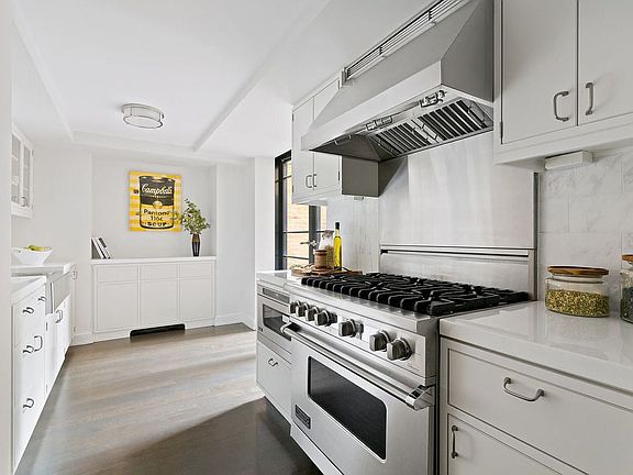 4th image of 130 W 12th St