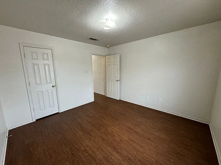 3301 Barcelona Dr — Photo 17