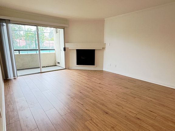 3rd image of 5520 Owensmouth Ave APT 115